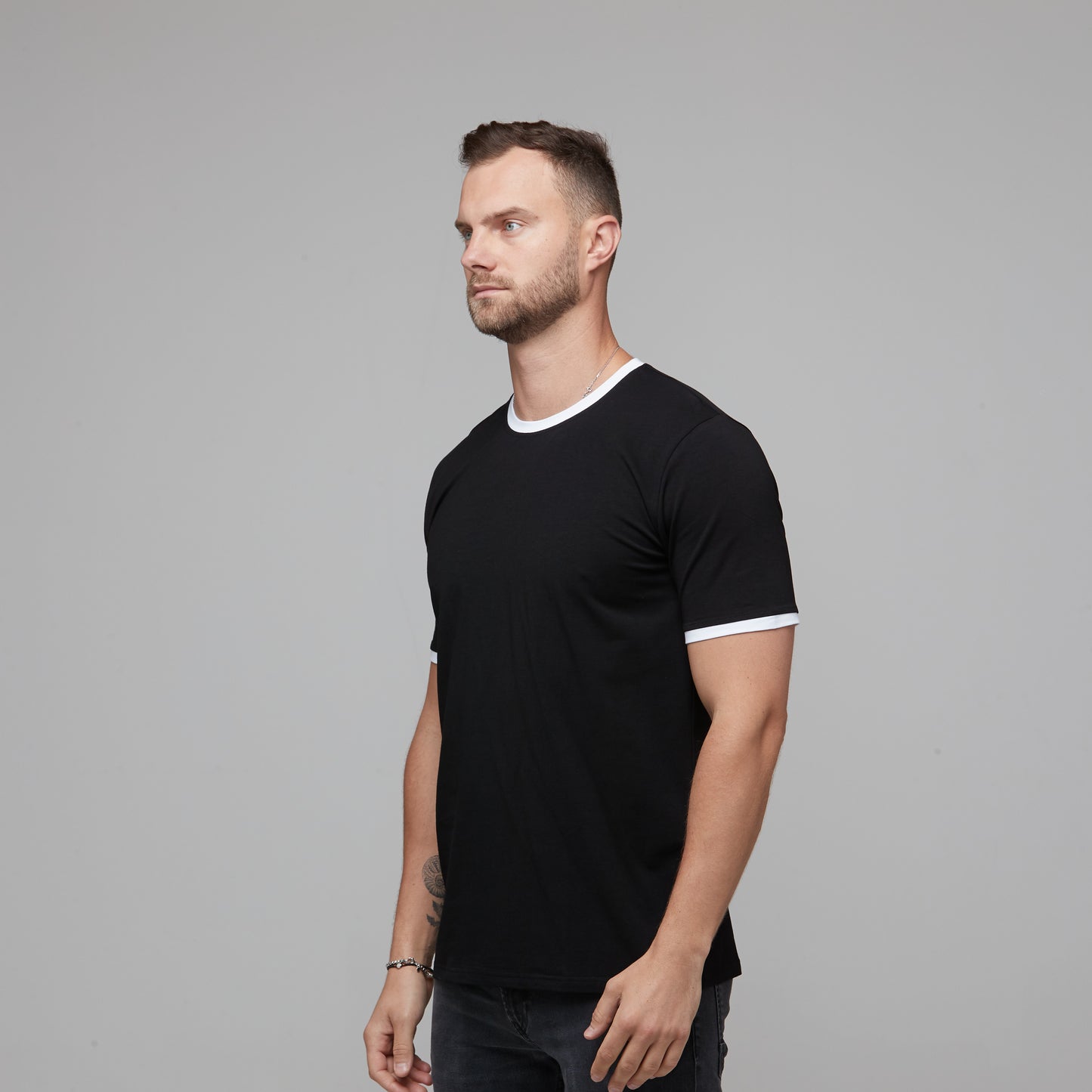 Liam Tee Black/White