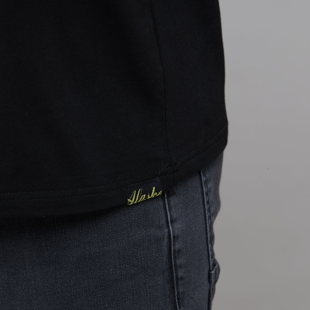 Liam Tee Black/White